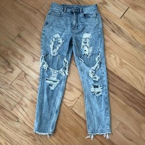 American Eagle high rise light wash  distressed mom jean 11” rise